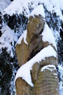 Holzskulpturen am Weg zum Turm