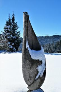 Holzskulpturen am Weg zum Turm