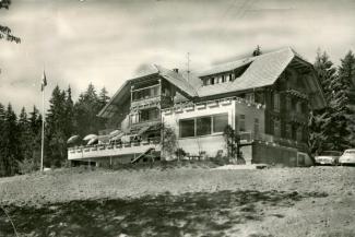 Ansichtskarte «Kurhaus Chuderhüsi Röthenbach i. E.»; Nicht mehr wie bisher mit Pension, sondern mit Kurhaus Chuderhüsi beschriftet; Verlag: W. Stalder, Schüpbach; Besitzerfamilie: Jakob, Tel. 035 6 14 22; abgestempelt «RÖTHENBACH IM EMMENTAL, 19.VI.62»; gelaufen nach Zürich