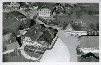 Ansichtskarte «Gasthof z. Rössli Röthenbach i. E.»; Fliegeraufnahme; Bodo Bachmann Kartenverlag, Bern 18; Ausgabejahr unbekannt; abgestempelt «S. KP. Feldpost»