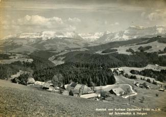 Ansichtskarte «Ausblick vom Kurhaus Chuderhüsi auf Schrattenfluh & Hohgant»; Verlag Globetrotter GmbH., Luzern; abgestempelt «RÖTHENBACH IM EMMENTAL, 24.VI.63»; gelaufen nach Basel