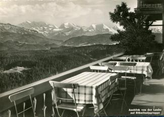 Ansichtskarte «Kurhaus Chuderhüsi – Aussicht von der Laube auf Blümlisalpgruppe»; Verlag Globetrotter GmbH., Luzern; abgestempelt «RÖTHENBACH (EMMENTHAL), 17.IIII.55»; gelaufen nach Heiligenschwendi