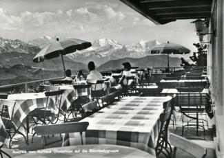 Ansichtskarte «Ausblick vom Kurhaus Chuderhüsi auf die Blümlisalpgruppe»; Verlag Globetrotter GmbH., Luzern; abgestempelt «RÖTHENBACH (EMMENTHAL), 7.VI.60»; gelaufen nach Basel