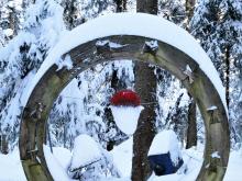 Holzskulpturen am Weg zum Turm